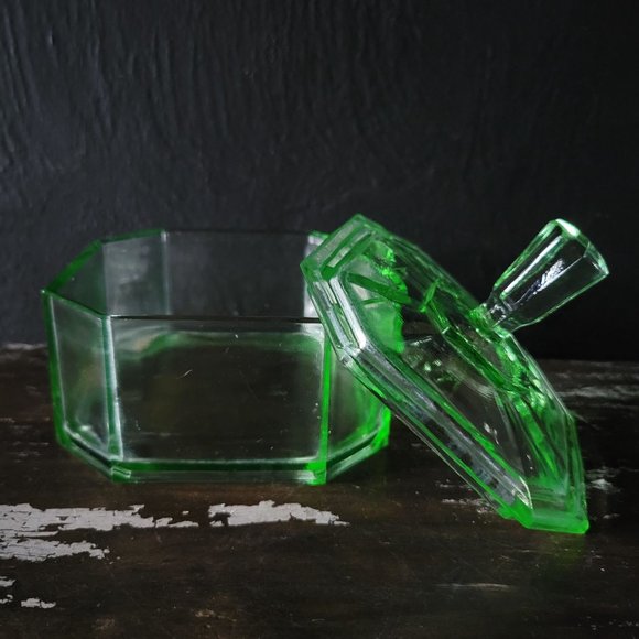 Vintage Green Glass Dresser Box / Powder Box, Glass Dish with Lid - Picture 3 of 7